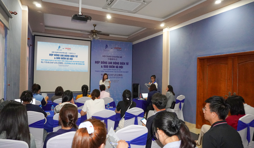 Toàn cảnh hội trường Hội thảo chuyên đề 'Hợp đồng lao động điện tử và Bảo hiểm xã hội' do Hinh Lam và Viettel TP.HCM đồng tổ chức vào chiều 24062026 tại Phường An Phú, TP. Hồ Chí Minh. Sự kiện quy tụ đại diện cấp cao từ nhiều doanh nghiệp trong và ngoài nước, đặc biệt có sự tham gia của các đối tác FDI – phản ánh sức hút mạnh mẽ của chủ đề chuyển đổi số trong quản trị lao động.